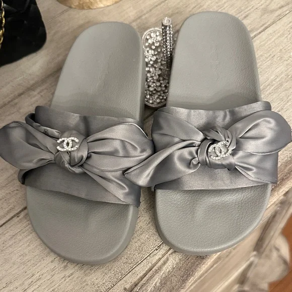 Elegant Gray Slide Sandals - Picture 2 of 3